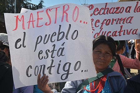 Mujer na savi momentos antes del inicio de una marcha en contra de la reforma educativa. Foto: Sergio Ferrer