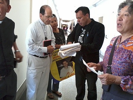 El padre Solalinde y el coordinador internacional de Ángeles sin fronteras en el congreso. Foto: LA Press