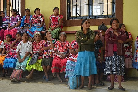 Mujer de Cochoapa con falta de atención médica. Foto: Sergio Ferrer