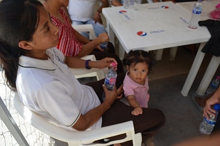 Jazmín, de 22 años, acusada de secuestro, con su hija en el penal. Foto: Sergio Ferrer