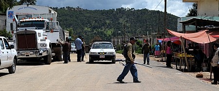Policías comunitarios revisan vehículos en Tlatlauquitepec rumbo a la carretera Tlapa-Chilpancingo luego del asesinato de cinco personas. Foto: Sergio Ferrer