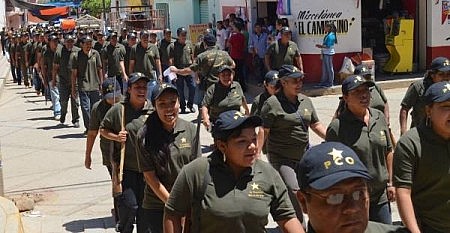 Mujeres policías en Olinalá. Foto Sergio Ferrer