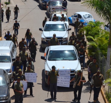 Caravana de Policías comunitarios de Olinalá, Tlatlauquitepec, Huamuxtitlán y Alpoyeca marcharon en calles de Tlapa por Pemex y tarifas justas de la CFE. Foto:Sergio Ferrer