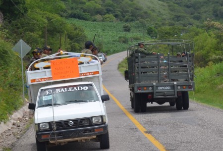 Policía comunitaria se cruza con el ejército mexicano. Foto: Sergio Ferrer