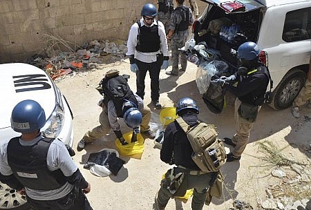 Expertos en armas químicas de la ONU se preparan antes de recoger las muestras de uno de los sitios de un presunto ataque con armas químicas en el suburbio de Damasco de Zamalka el 29 de agosto. Foto: Bassam Khabieh / Reuters