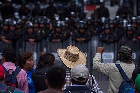 Protesta de la CNTE frente al Senado. Foto: Animal Político