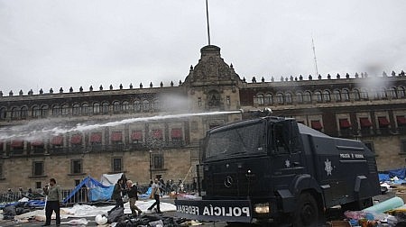 Policía federal contra maestros que protestan por la reforma educativa impuesta por el gobierno de Peña Nieto. Foto: Tomás Bravo/reuters 13Sep13