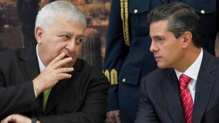 El secretario de Educación, Emilio Chuayfet, y Enrque Peña Nieto. Foto: Cuartoscuro