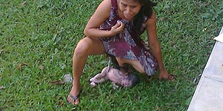 Mujer da a luz en el jardín de la clínica después de negarle nergarle atención médica. Foto: Eloy Pacheco