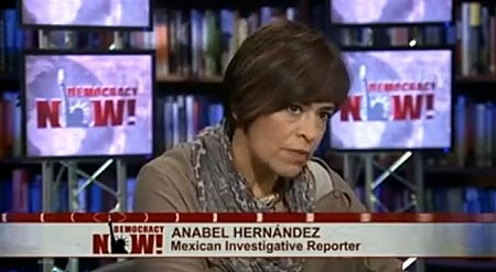 Anabel Hernández en el estudio de Democracy Now, en Nueva York.