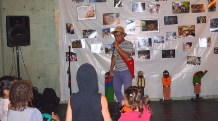 Sergio Ferrer en Río de Janeiro, Brasil, en celebración Ocupa canta reggae con contenido de la Policía Comunitaria en Guerrero. Foto: cortesía