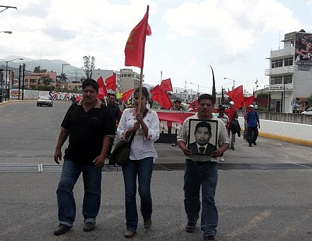 Luis Olivares (izq.) encabeza la manifestación en repudio del asesinato del campesino Raymundo Velázquez. Tres meses después, también fue asesinado. Foto: PCM