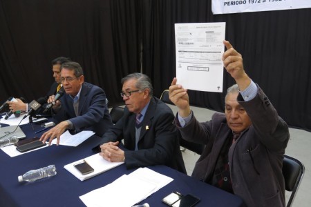 El pasivo laboral calculado por la Secretaría de Hacienda a mediados del año pasado daba una deuda de 5.16 billones de pesos ante los trabajadores el ISSSTE, dijo el abogado Héctor Larrínaga.