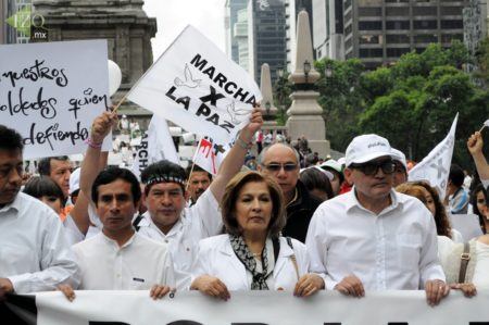 Isabel Miranda marchando en apoyo a las fuerzas federales junto a José Antonio Ortega Sánchez, miembro directivo del Yunque. Foto: red