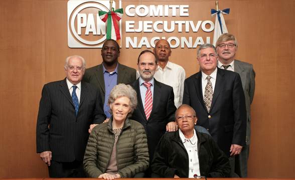 El presidente nacional del PAN, Gustavo Madero (centro), posa con Stefan Jost (derecha), presidente de la Fundación Konrad Adenauer y contrarrevolucionarios cubanos en su reunión de marzo de 2015. FOTO: PAN