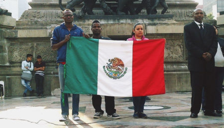 Wilner Metelus (a la derecha) en manifestación de apoyo a la comunidad afromexicana. Foto: albertobuitre.com