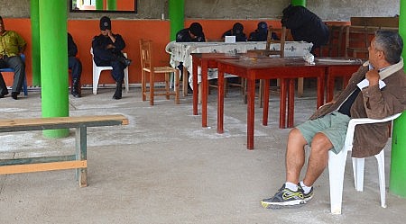 Policías municipales detenidos por la Comunitaria, el de short un auxiliar del MP. Foto: Sergio Ferrer