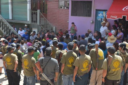 La coordinadora de la Policía Comunitaria de Olinalá, Nestora Salgado habla con habitantes y policías comunitarios. Foto: Sergio Ferrer