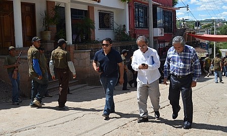 Misael Medrano Baza, subsecretario de Asuntos Políticos del gobierno del estado y Moisés Alcaraz, director de Gobernación, al salir de una primera reunión con la Policía Comunitaria. Foto: Sergio Ferrer