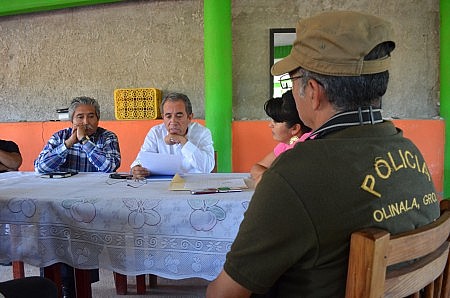 Primer diálogo entre la Policía Comunitaria de Olinalá y representantes del gobierno del Estado. Foto: Sergio Ferrer