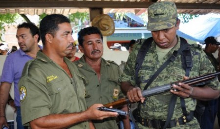 Ejército credencializa armas de la Policía comunitaria en Guerrero Foto: guerrero.gob.mx