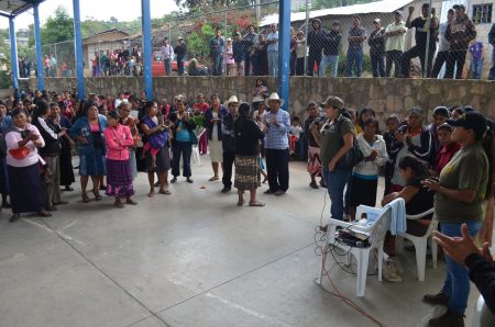 Nestora Salgado habla con mujeres de Atlixtac durante una caravana informativa antes de ser recluida en un penal de máxima seguridad en Nayarit. Foto: Sergio Ferrer/Archivo