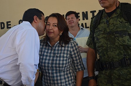 Alcalde priista Eusebio Ruvalcaba y exalcalde perredista Luisa Ayala. Foto: Sergio Ferrer/Archivo