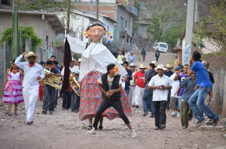 La Mona bailando por calles de Tototepec, con comunidad. Foto: Sergio Ferrer