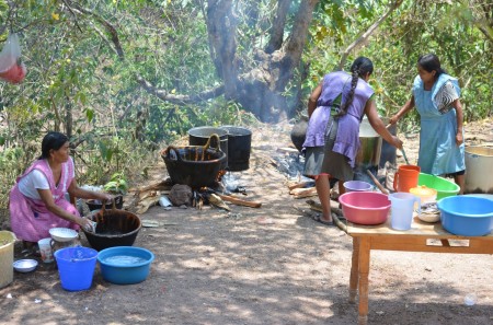 preparando la comida para la celebración de San Marcos. Foto: Sergio Ferrer
