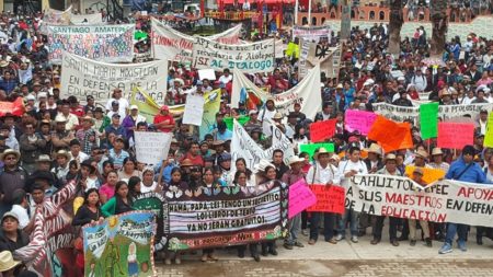 Pueblos Mixe de Oaxaca en protesta or la represión a maestros. Foto: CEE Morena Oaxaca/FB