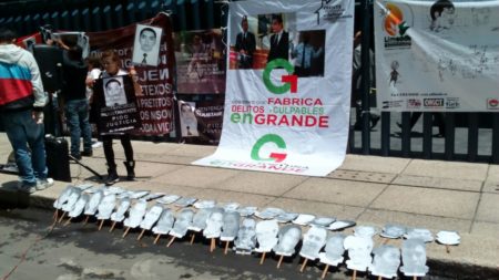 Manifestación ante la PGR por víctimas de tortura. Foto: Limeddh