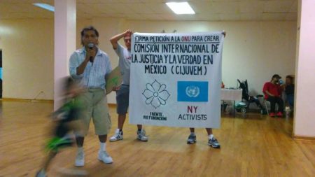 El activista y colaborador de Lo Ángeles Press en Nueva York en reunión con mexicanos para la petición de firmas. Foto: especial
